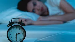 Perché mi sveglio sempre intorno alle 3-4 del mattino? Ecco le cause più comuni e cosa puoi fare al riguardo.