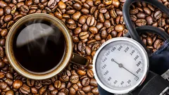 Il caffè aumenta la pressione sanguigna? Cosa fa la caffeina e quando se ne avvertono gli effetti