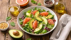 Un abbinamento inaspettato ma davvero gustoso: insalata con avocado e pompelmo