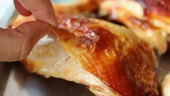 La pelle croccante del pollo: un piacere o un rischio inutile?
