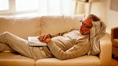 Letto vs. divano: una differenza che si avverte sulla schiena e sull'energia durante il giorno