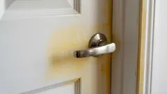 Come sbiancare una porta bianca ingiallita senza carteggiare: metodi delicati e sicuri