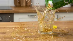 Come versare da un cartone senza schizzi: guida passo passo