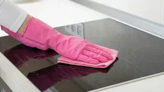 Perché compaiono graffi sul piano cottura a induzione: i principali errori di manutenzione