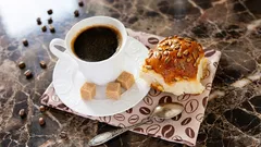 Qual è il momento migliore per bere il primo caffè della giornata ed evitare di sentirsi stanchi e nervosi?