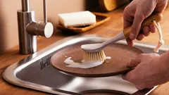 Spugna o spazzola per i piatti: quale è più igienica e perché