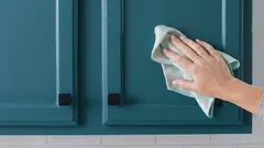 Come rimuovere rapidamente e in modo sicuro uno strato untuoso e appiccicoso dai mobili della cucina