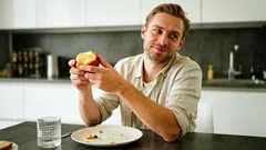 Si può mangiare la frutta dopo i pasti? La verità sul gonfiore di cui si parla raramente