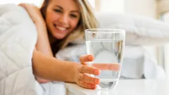Un bicchiere d'acqua al mattino senza eccessi: 3 regole che fanno davvero bene al corpo